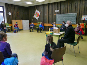 Symbolische Mantelteilung mit den Kommunionkindern (Foto: Karl-Franz Thiede)